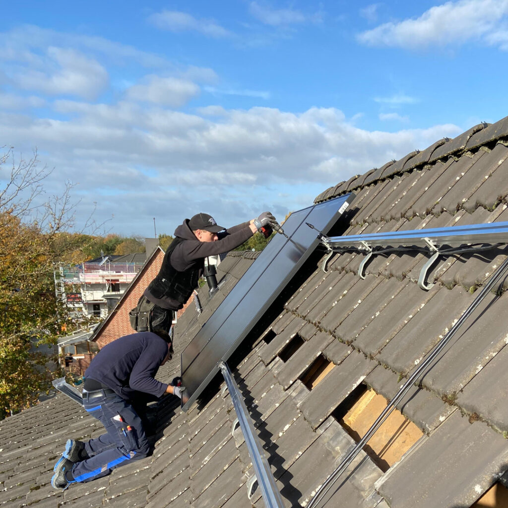 Das erfahrene PV-Installationsteam bei der Arbeit.