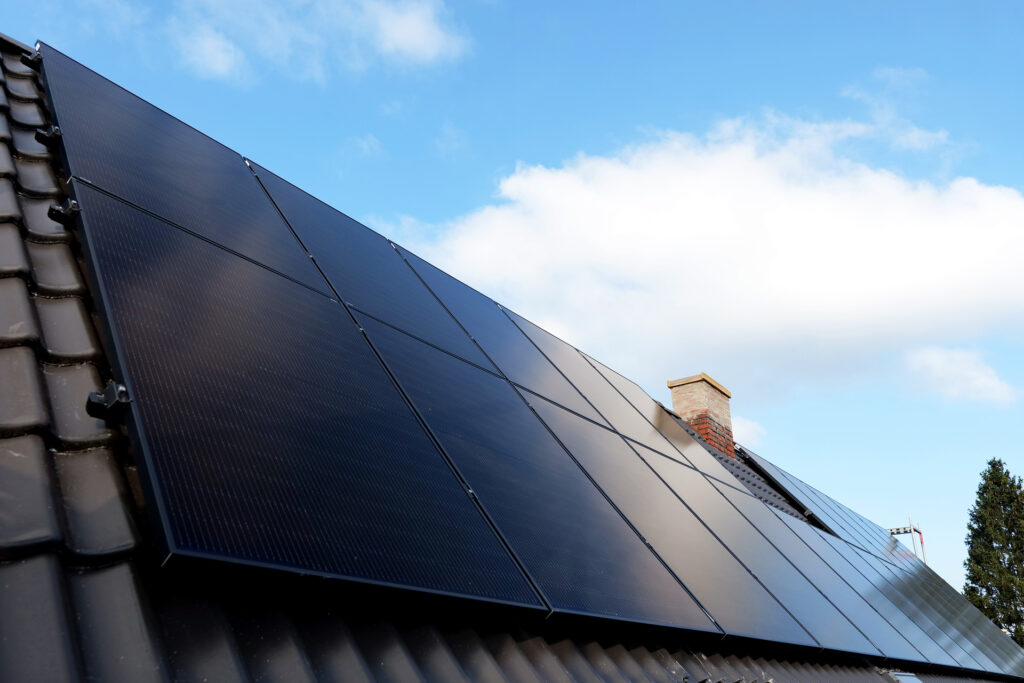 Eine optimal platzierte Photovoltaik-Anlage auf einem Siedlungshaus mit Südausrichtung von Jan Gerckens Ihr Elektromeister