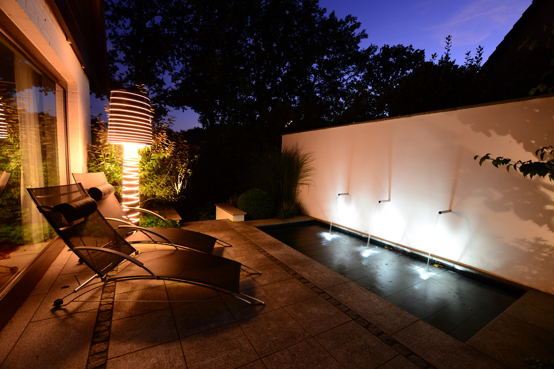 Ein nächtlicher Pool, gebaut von Borgmann, beleuchtet von Gerckens