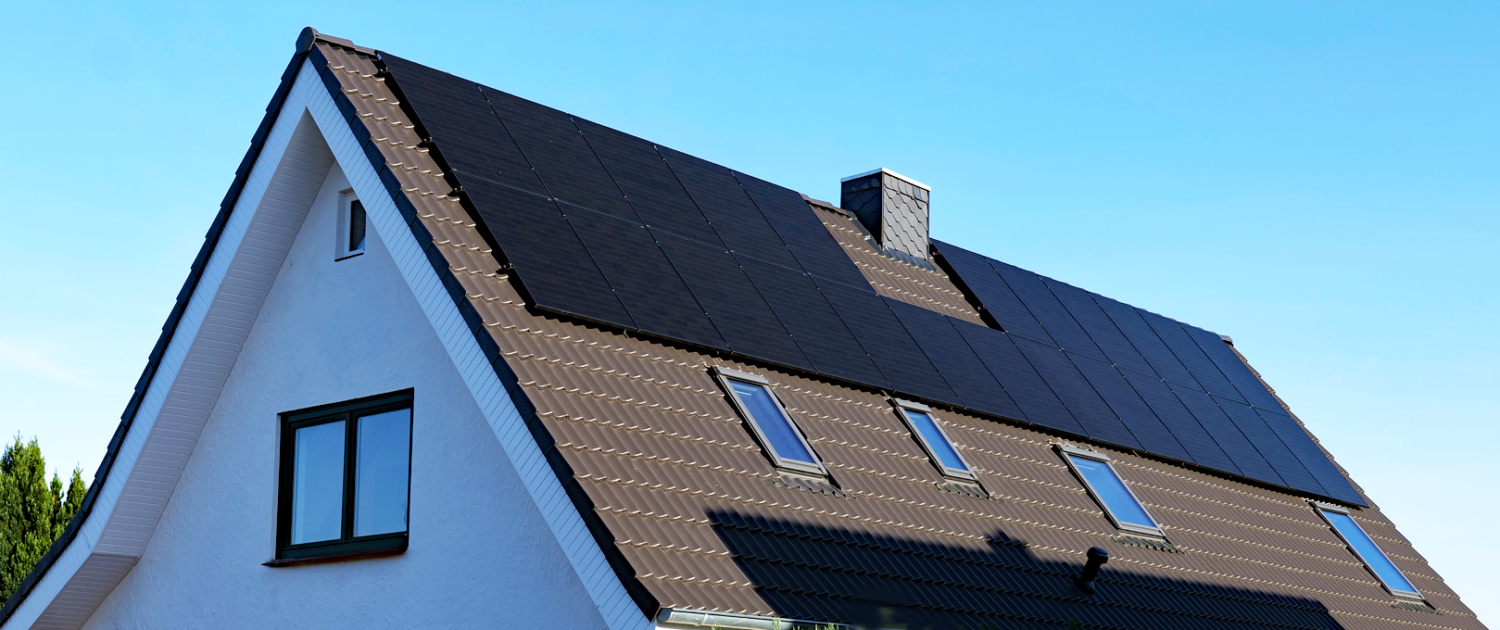 Dieses Schenefelder Einfamilienhaus hat auf dem erneuerten Dach auch eine PV-Anlage von Gerckens installiert bekommen.