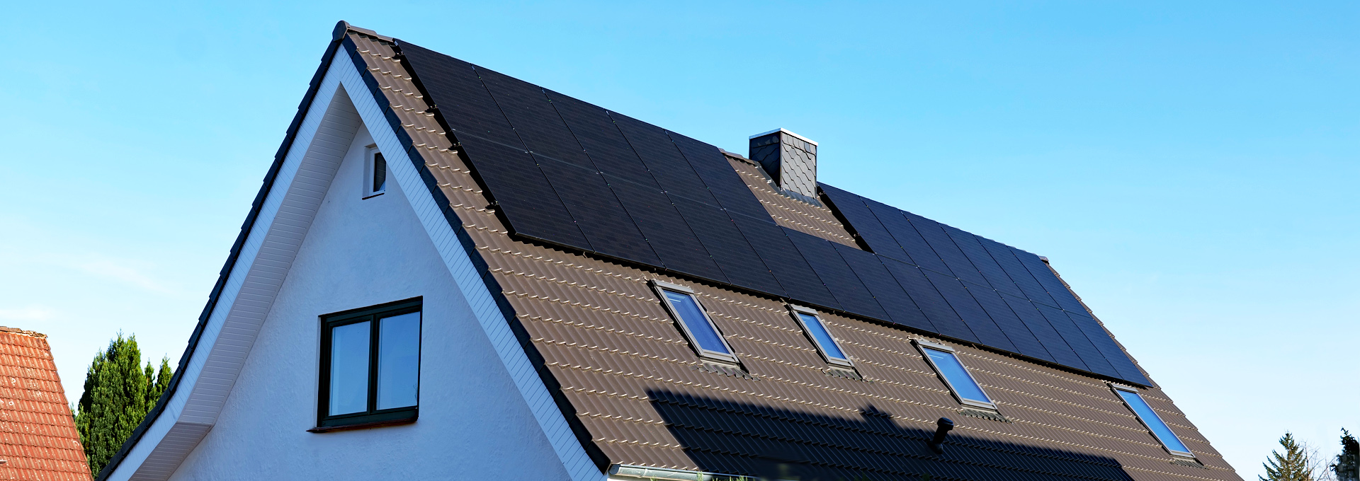 Dieses Schenefelder Einfamilienhaus hat auf dem erneuerten Dach auch eine PV-Anlage von Gerckens installiert bekommen.