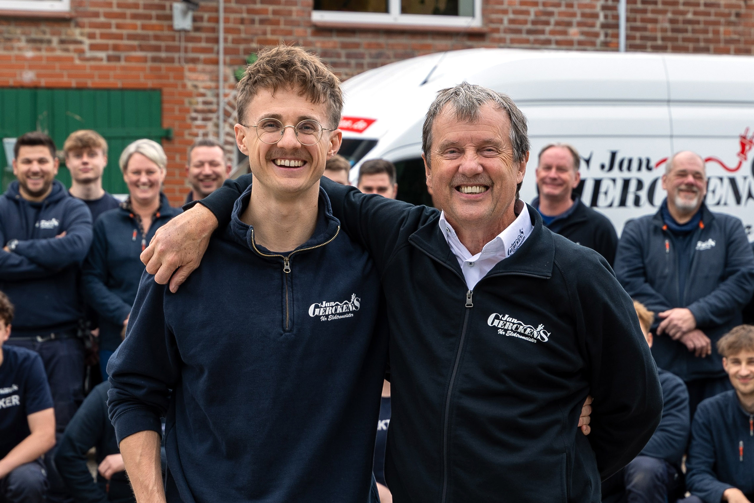 Unternehmen_Jan_Gerckens_Übergabe Jan auf Max mit Team Jan Gerckens übergibt seinen Elektriker Betrieb seinem Sohn Max