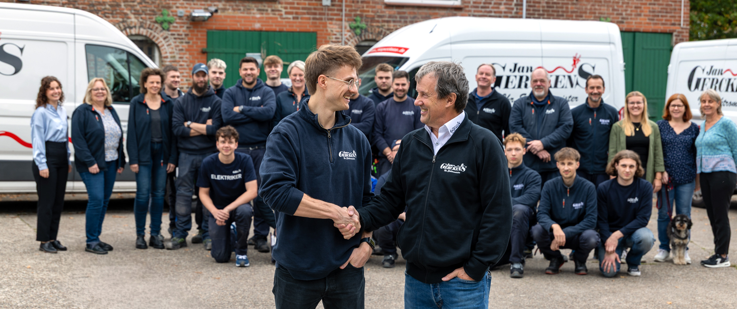 Unternehmensübergabe_Jan_Gerckens_an_Max_Gerckens_2025 Der Handschlag vor dem Team besiegelt auch symbolisch die Übergabe des Unternehmens Jan Gerckens Ihr Elektromeister vom Vater Jan auf den Sohn Max.