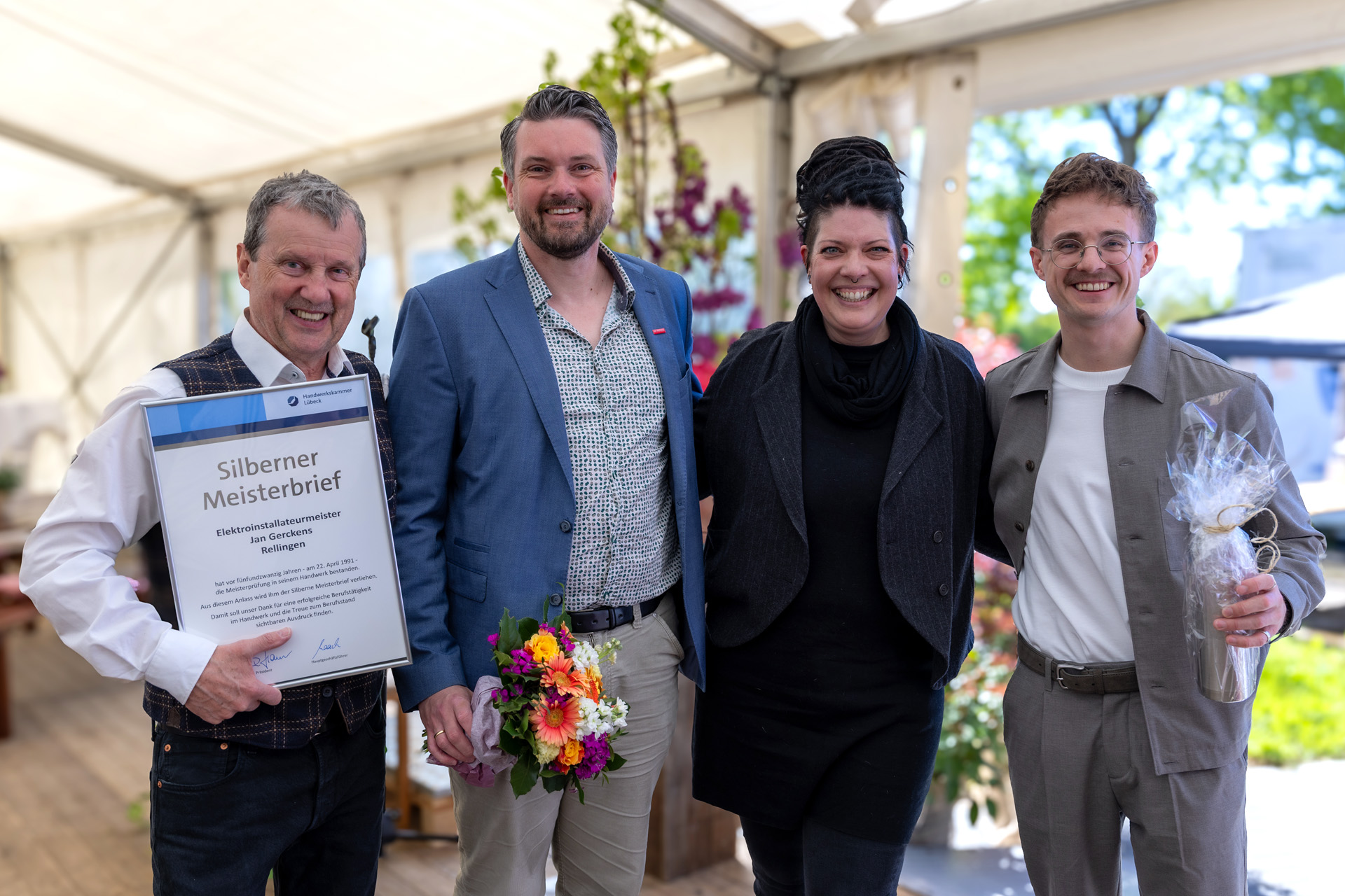 Der Silberne Meisterbrief der Handwerkskammer Lübeck für Jan Gerckens als Urkunde überreicht.
