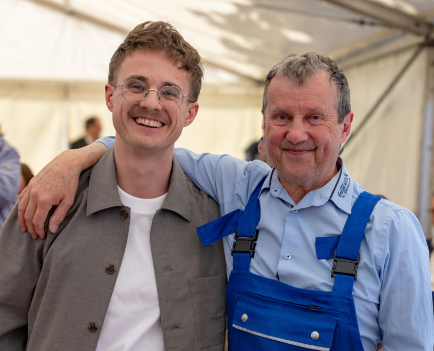 Stolzer Vater übergibt an motivierten Sohn. Die Firmenübergabe von Jan auf Max Gerckens verlief äußerst festlich.